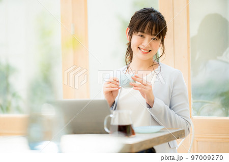 カフェでノマドワークする女性 カフェでノマドワークする女性 97009270