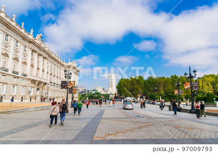 マドリード王宮　オリエンテ広場　※一部ソフトフォーカス 97009793