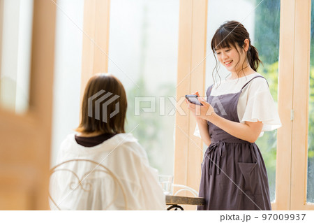 カフェの女性店員 カフェの女性店員 97009937
