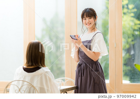カフェの女性店員 カフェの女性店員 97009942