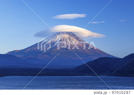 富士山と笠雲 山梨県身延町本栖湖にて 富士山と笠雲 山梨県身延町本栖湖にて 97010287