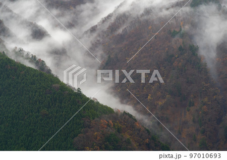 霧に包まれた山 97010693