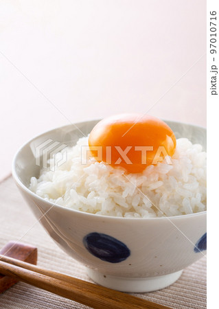 卵かけごはんを食べる 卵かけごはんを食べる 97010716