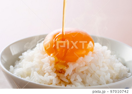 卵かけごはんを食べる 卵かけごはんを食べる 97010742