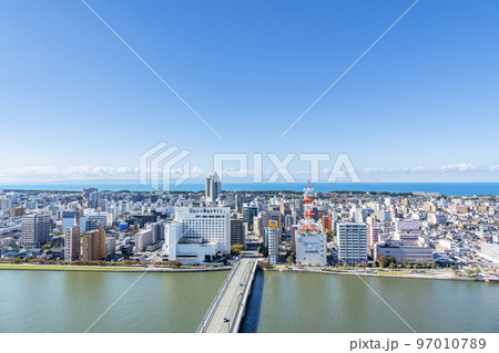 新潟県新潟市　メディアシップ展望台から望む新潟市の街並み（西側：萬代橋方向 97010789