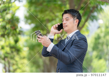 スマートフォン　男性　ビジネス 97011147