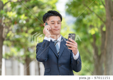 スマートフォン 男性 ビジネス スマートフォン 男性 ビジネス 97011151