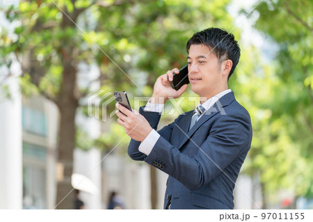 スマートフォン 男性 ビジネス スマートフォン 男性 ビジネス 97011155