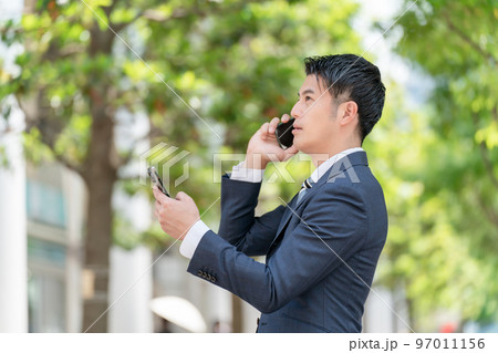 スマートフォン　男性　ビジネス 97011156