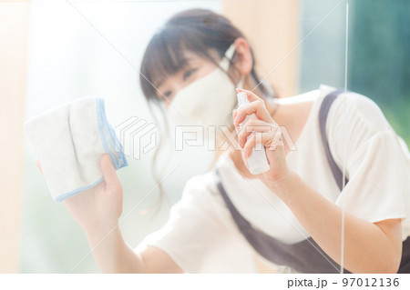 アクリルボードを消毒するカフェの女性店員 アクリルボードを消毒するカフェの女性店員 97012136