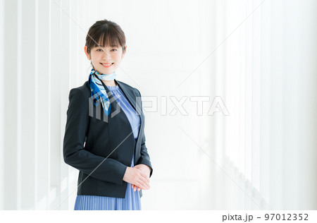 スカーフを巻いた若い女性 97012352