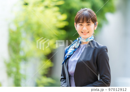 スカーフを巻いた若い女性 スカーフを巻いた若い女性 97012912