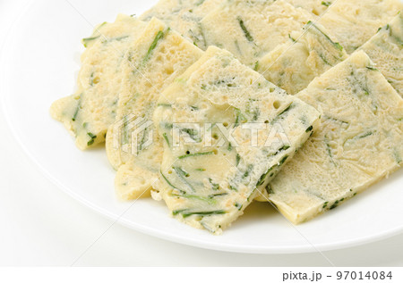 切って盛り付けたヒラヤーチー　沖縄風お好み焼き 97014084