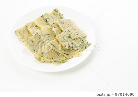 切って盛り付けたヒラヤーチー　沖縄風お好み焼き 97014090