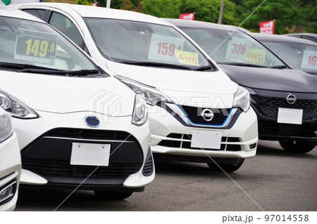 中古車イメージ　販売店に並ぶハイブリッドカー 97014558