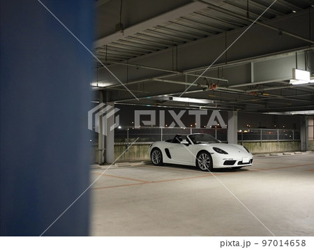 夜の立体駐車場にて　ポルシェ718ボクスター 97014658
