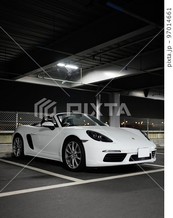 夜の立体駐車場にて　ポルシェ718ボクスター 97014661