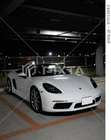 夜の立体駐車場にて　ポルシェ718ボクスター 97014663