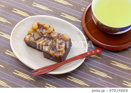 栗蒸し羊羹のおやつと日本茶 97014669