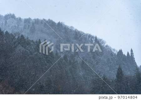 雪雲が近づく山あいの風景　宮城県川崎町 97014804