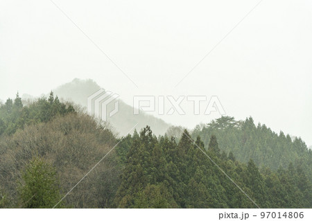 雪雲が近づく山あいの風景 宮城県川崎町 雪雲が近づく山あいの風景 宮城県川崎町 97014806