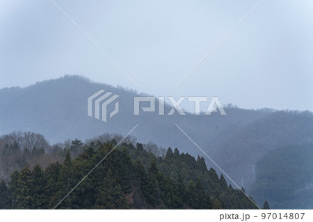 雪雲が近づく山あいの風景　宮城県川崎町 97014807