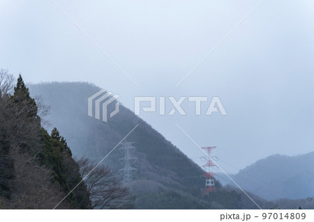 雪雲が近づく山あいの風景　宮城県川崎町 97014809
