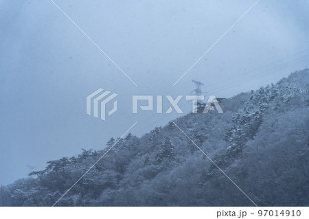 雪が降る山あいの風景 山形県山形市 雪が降る山あいの風景 山形県山形市 97014910