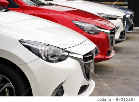 中古車イメージ 販売店に並ぶ車 マツダ車 中古車イメージ 販売店に並ぶ車 マツダ車 97015387