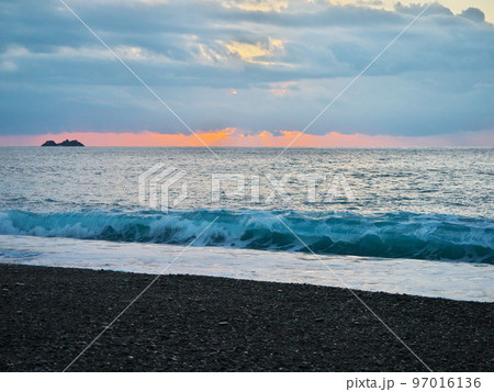 熊野 七里御浜から朝の薄明光線を臨む 熊野 七里御浜から朝の薄明光線を臨む 97016136