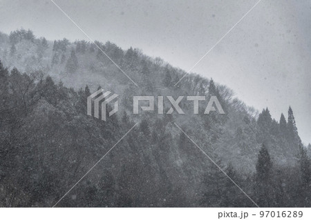 雪が降る山あいの風景　山形県山形市 97016289
