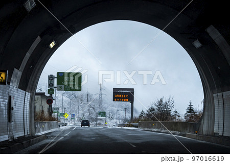 雪が降る高速道路の風景 笹谷トンネル出口 宮城県川崎町 雪が降る高速道路の風景 笹谷トンネル出口 宮城県川崎町 97016619