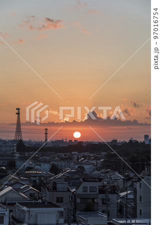日の出　住宅地の朝　早朝　朝焼け　朝日　太陽 97016754