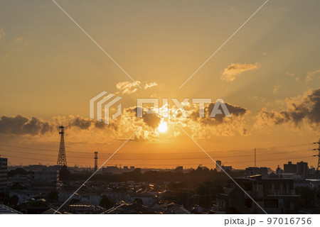 日の出 住宅地の朝 早朝 朝焼け 朝日 太陽 日の出 住宅地の朝 早朝 朝焼け 朝日 太陽 97016756