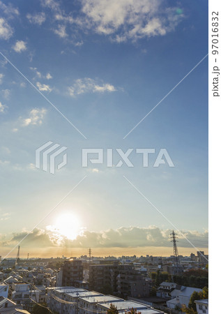 日の出 住宅地の朝 早朝 朝焼け 朝日 太陽 日の出 住宅地の朝 早朝 朝焼け 朝日 太陽 97016832