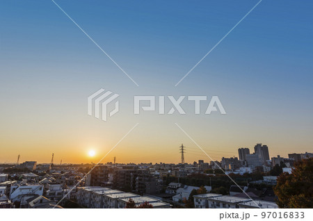 日の出 住宅地の朝 早朝 朝焼け 朝日 太陽 日の出 住宅地の朝 早朝 朝焼け 朝日 太陽 97016833