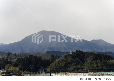 雪雲が近づく山あいの風景 青麻山 宮城県村田町 雪雲が近づく山あいの風景 青麻山 宮城県村田町 97017355