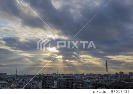 日の出 住宅地の朝 早朝 朝焼け 朝日 太陽 日の出 住宅地の朝 早朝 朝焼け 朝日 太陽 97017452