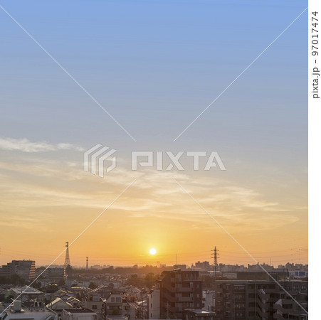 日の出　住宅地の朝　早朝　朝焼け　朝日　太陽 97017474