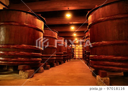 造り酒屋の仕込み樽 97018116