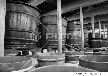 造り酒屋の仕込み樽 造り酒屋の仕込み樽 97018127