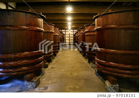 造り酒屋の仕込み樽 造り酒屋の仕込み樽 97018131