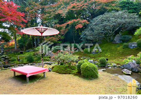 錦秋の滋賀県大津市の旧竹林院庭園で野点 錦秋の滋賀県大津市の旧竹林院庭園で野点 97018260