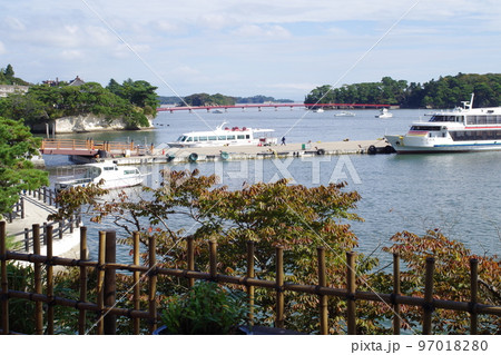 観瀾亭から眺めた松島観光船乗場の桟橋の景色 97018280