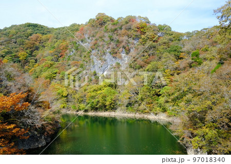 神龍湖にかかる桜橋からみた紅葉した帝釈峡と帝釈川 神龍湖にかかる桜橋からみた紅葉した帝釈峡と帝釈川 97018340
