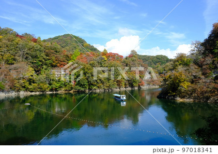 紅葉した帝釈峡と神龍湖を走る観光遊覧船 紅葉した帝釈峡と神龍湖を走る観光遊覧船 97018341
