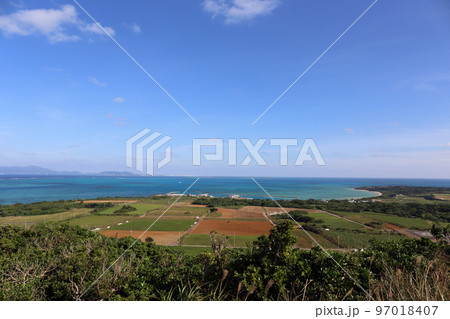 大岳(うふだき)から見た小浜島の畑とエメラルドグリーンの海 大岳(うふだき)から見た小浜島の畑とエメラルドグリーンの海 97018407