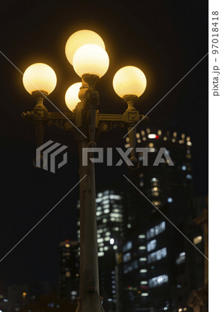 なにわ橋街灯のある夜景 97018418