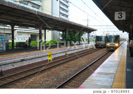 JR大津駅に入線する網干行き普通電車と発車した野洲行き新快速　滋賀県大津市 97018993