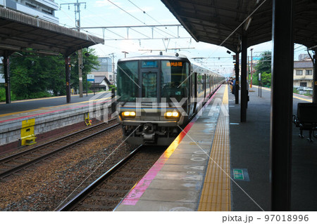 JR大津駅に入線する播州赤穂行き新快速2　滋賀県大津市 97018996